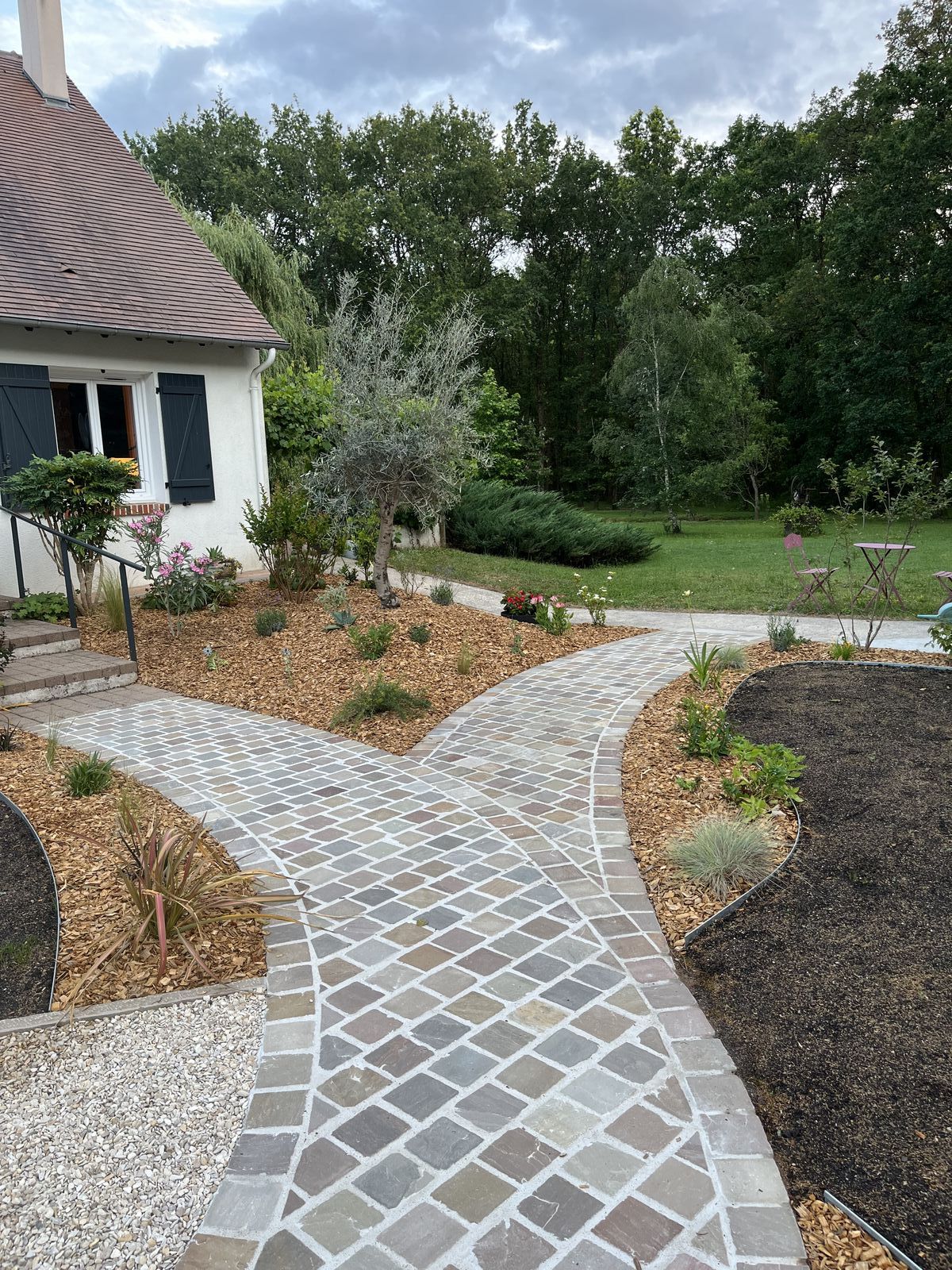 Paysagiste Inno'Vert intervenant dans le jardin d'un client